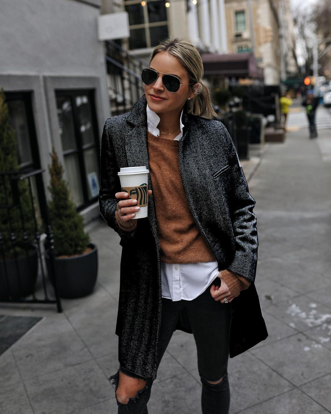 Lange Damesjas met Knopen – Structuurcoat met Reverskraag