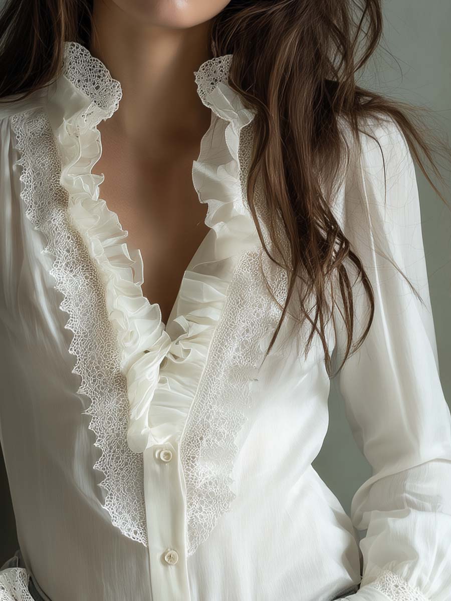 Élise – Dames Blouse met Kant en Ruches in Ivoorwit