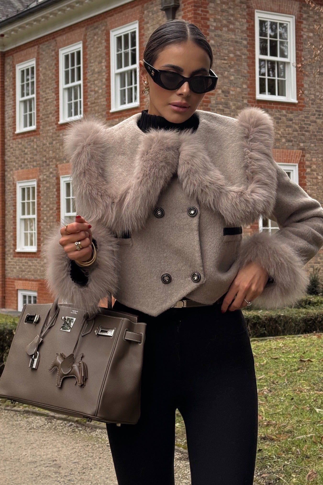 Damen Kurzjacke mit Doppelknopfverschluss und Pelzkragen – Braun