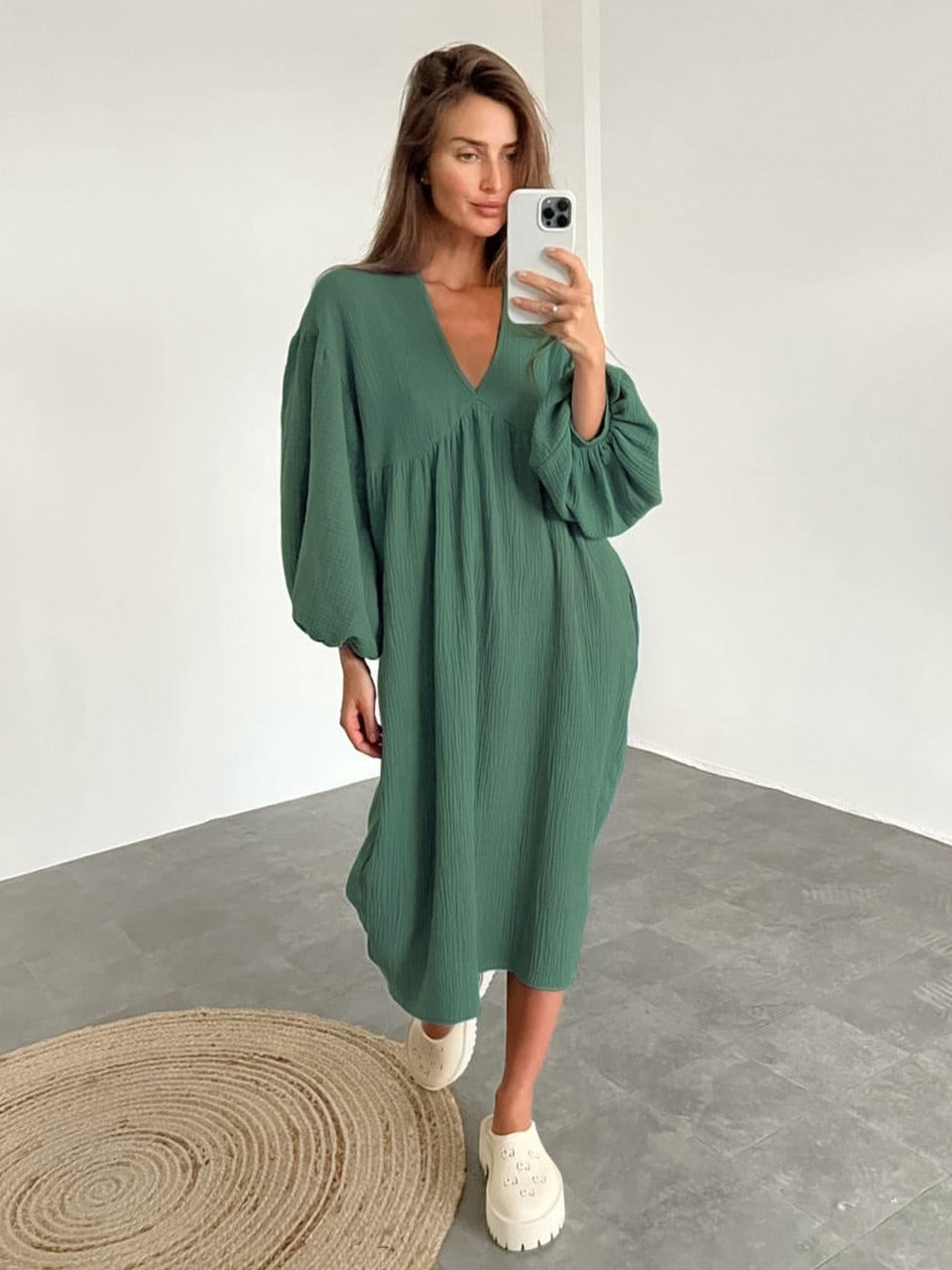 Liora – Dames Midi Jurk met V-Hals en Losvallende Pasvorm