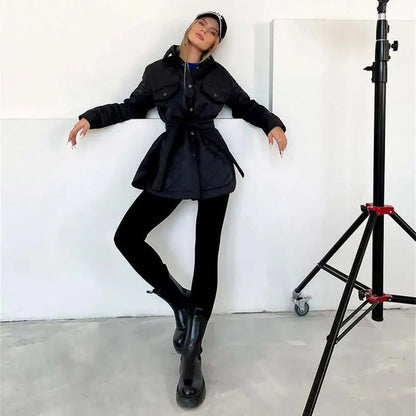 Klassieke Gewatteerde Damesjas met Drukknoopsluiting en Tailleceintuur