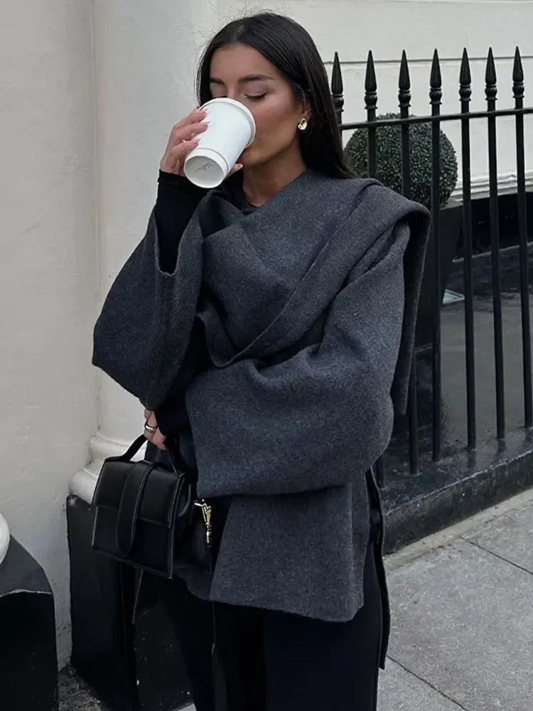 Gestrickte Capejacke mit Schal für Damen im eleganten Herbststil