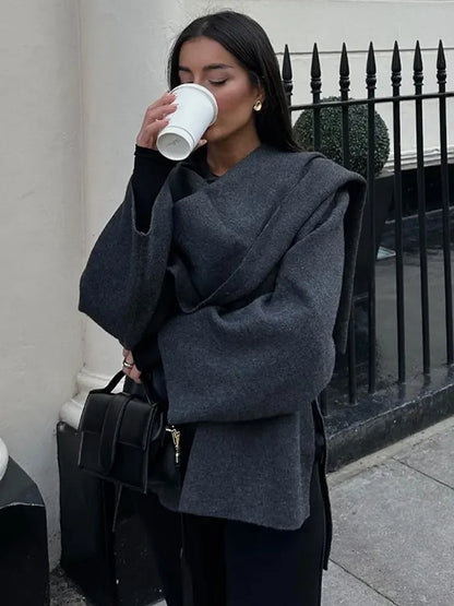 Gestrickte Capejacke mit Schal für Damen im eleganten Herbststil