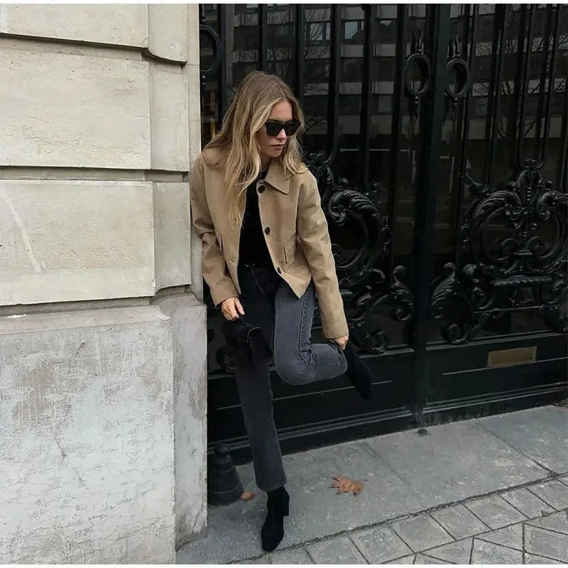 Dames Suède Jas – Korte Stijl met Knopen en Tailored Pasvorm